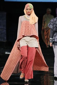 Irna Mutiara APMMI Ethnic Fashion 2012 Lombok - Sumbawa at Grand Ballroom Hotel Mulia. Senayan. Jakarta. [Foto: Mohammad Abduh/Wolipop]