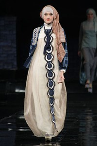 Irna Mutiara APMMI Ethnic Fashion 2012 Lombok - Sumbawa at Grand Ballroom Hotel Mulia. Senayan. Jakarta. [Foto: Mohammad Abduh/Wolipop]