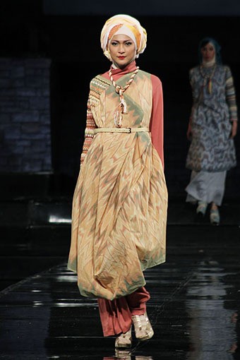 Irna Mutiara APMMI Ethnic Fashion 2012 Lombok - Sumbawa at Grand Ballroom Hotel Mulia. Senayan. Jakarta. [Foto: Mohammad Abduh/Wolipop]