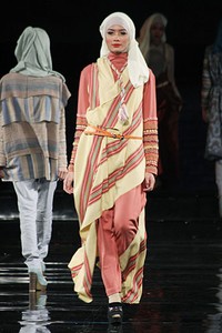 Irna Mutiara APMMI Ethnic Fashion 2012 Lombok - Sumbawa at Grand Ballroom Hotel Mulia. Senayan. Jakarta. [Foto: Mohammad Abduh/Wolipop]