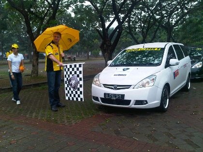 77 Mobil Proton Konvoi ke Pantai Carita
