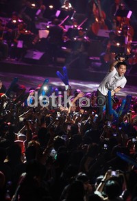 Ia juga sempat meminta fansnya untuk menyalakan HP.