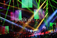 Tata lampu yang bagus membuat konser tersebut semakin spektakuler.