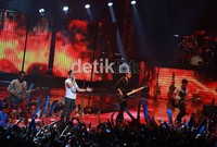 Topeng, ada apa denganmu, walau habis terang, Hidup untukmu mati tanpamu dan terbangun sendiri adalah beberapa lagu yang disajikan Noah untuk penggemarnya.