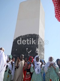 Umat muslim berdoa di Jabal Rahmah.