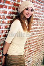 Rambut Pirang dan Topi Kupluk Nadia Vega