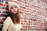 Paduan yang serasi antara dress dan topi kupluk, membuat bintang sinetron Inikah Rasanya itu tambah seksi.