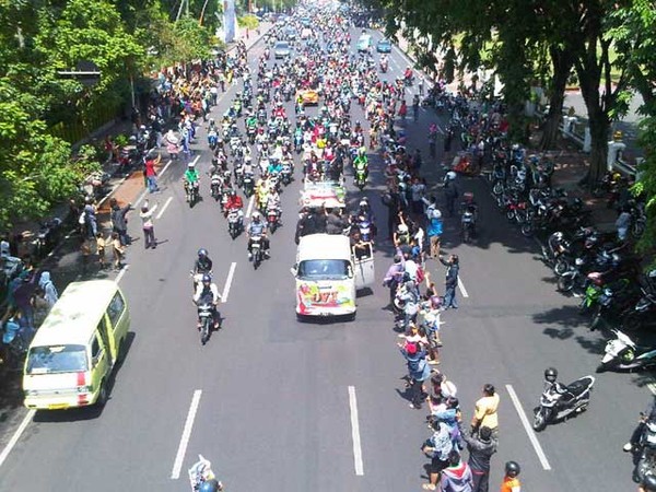 Warga Menyemut Sambut Konvoi Sule Cs