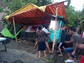 Jember Disapu Angin Kencang, Belasan Motor Ringsek