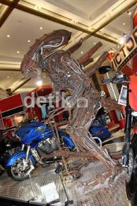 Alien tersebut adalah hasil tangan Fajar dari Fourspeed yang bermarkas di Bandung, Jawa Barat.