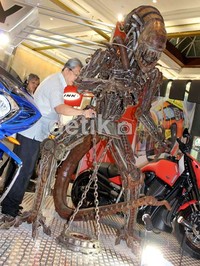 Saat ini alien ini menjadi pusat perhatian pengunjung dan menjadi objek foto-foto.