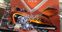 Motor tersebut bukan dari Eropa, Jepang, tapi dari Amerika Serikat. Motor itu tidak lain Victory Arlen Ness Vision Tour berwarna oranye yang dibanderol Rp 595 juta off the road Jakarta.