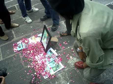 Warga Tabur Bunga di Perempatan Tugu Yogya, Desak Pengungkapan Kasus Reza