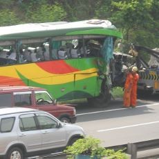 Bus Taruna Tabrak Dinding Terowongan di KM 12 Tol Semarang