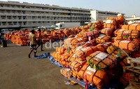 Ribuan koper dari berbagai kloter jamaah haji Indonesia menunggu diproses. Agar penanganan bagasi lebih cepat, Garuda Indonesia membuka pos baggages handling di Madinatul Hujaj, Jeddah, Arab Saudi.