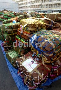 Sedangkan tas yang kelebihan berat, terpaksa harus dibongkar. Pembongkarannya harus disaksikan wakil Kandaker Kemenag dari kloter haji bersangkutan.