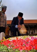 Hatta Rajasa Ziarah ke Makam Gus Dur