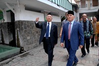 Salahuddin Wahid mendampingi Hatta Rajasa menuju makam Gus Dur. (Suhendra).