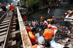 Antisipasi Banjir, Warga Bersihkan Kali Angke