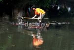 Antisipasi Banjir, Warga Bersihkan Kali Angke