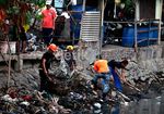Antisipasi Banjir, Warga Bersihkan Kali Angke