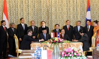 Presiden SBY dan Presiden Choummaly Sayasone menyaksikan penandatanganan MoU di Istana Ho Kham, Vientianne. Rusman/detikcom.