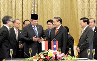 Presiden SBY berbincang dengan Presiden Choummaly Sayasone seusai penandatanganan MoU. Rusman/detikcom.