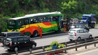 Bagian depan bus bernomor polisi AD 1504 BD tersebut ringsek. Sementara sopir dan penumpang, baik luka parah ataupun ringan langsung dilarikan ke RS Sultan Agung. (Rachmanul Chakim).