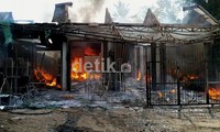 Kebakaran terjadi sekitar pukul 09.00 WIB. Api dengan cepat menjalar dan membakar semua isi toko. (Agus).