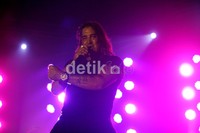 Band yang digawangi Scott Stapp, Mark Tremonti, Brian Marshall, dan Scott Philips menghentak menghentak Skenoo Hall, Gandaria City lewat 17 buah lagu andalan mereka.