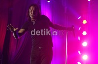 Vokalis Creed, Scott Stapp terlihat garang beraksi di atas pangggung.