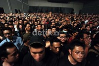 Ribuan penonton rela mengantre demi menonton band asal Amerika Serikat, Creed.