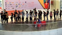 Antrean penonton yang akan membeli tiket mengular panjang.