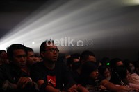 Pengorbanan penonton mengantre tiket terbayarkan oleh penampilan memukau Creed.