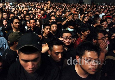 Ribuan Penonton Rela Antre Demi Creed