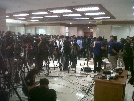 Riuhnya Penunggu Dahlan Iskan di Depan Gedung BK DPR