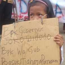 PKL Senen & Siswa SD Kebon Nanas Demo Tagih Janji Jokowi