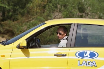 Vladimir Putin Pakai Mobil Dinas Buatan Lokal