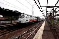 Sebuah kereta api melintas di Stasiun Rawa Bebek yang sudah lama rusak dan terbengkalai.
