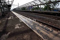 Lantai peron juga dicoret-coret oleh orang tak bertanggung jawab.