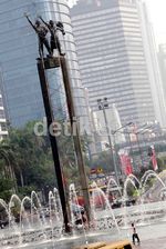 Santai Sejenak di Puncak Tugu Selamat Datang