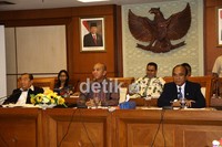 Ketu BK M Prakosa didampingi Wakil Ketua BK Siswono Yudosuswono memimpin rapat pertemuan dengan Menteri BUMN dengan BK. Ramses/detikcom.