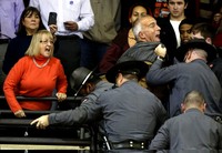Polisi menggelandang pendemo yang melakukan aksi protes itu keluar aula. Reuters/Larry Downing.