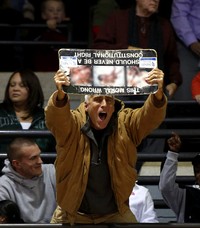 Sebelum dikeluarkan, pendemo tersebut berteriak-teriak memprotes kebijakan Obama yang melegalkan aborsi. Reuters/Larry Downing.