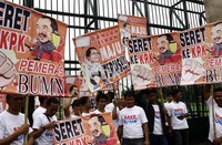 Sejumlah demonstran melakukan aksi damai untuk mendukung Menteri BUMN Dahlan Iskan yang berani membongkar anggota DPR yang meminta upeti. Ramses/detikcom.