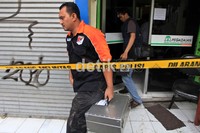 Tampak petugas melakukan penyelidikan terkait perampokan tersebut.