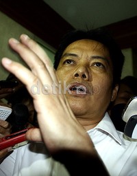 Ismed Hasan Putro meninggalkan gedung DPR usai bertemu dengan BK DPR. Ramses/detikcom.