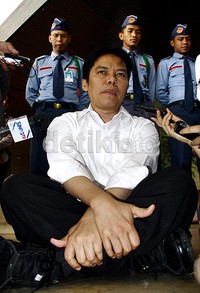 Ismed Hasan Putro memberikan keterangan pers dengan duduk di lantai gedung DPR. Ramses/detikcom.