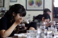 Para penguji kopi profesional (cuppers), tengah merasakan dan membedakan kualitas kopi (cupping) , dari segi aroma, tingkat keasaman, body kopi (tingkat tebal tipisnya bubuk kopi) dan rasa, di Caswells Coffee, di kawasan Kemang, Jakarta Selatan. Secara bergiliran mereka menciumi dan merasakan aroma kopi tersebut.