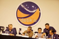 Ketua Umum Partai Nasdem Rio Capella dan anggota KPU Arie Budiman (batik coklat) saat verifikasi faktual. Partai Nasem menyatakan optimis lolos verifikasi faktual dan melaju ke proses Pemilu 2014.